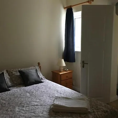 Private Bedrooms At Student Rahoon Habitación en casa particular *