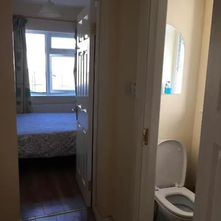 Private Bedrooms At Student Rahoon Habitación en casa particular *