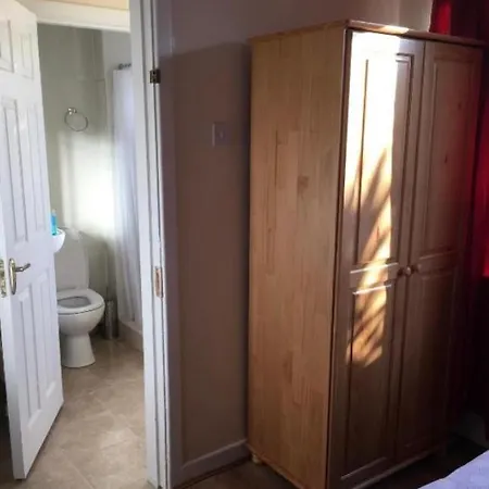 Проживание в семье Private Bedrooms At Student Rahoon