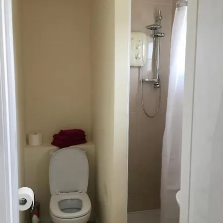 Private Bedrooms At Student Rahoon 民宿 *