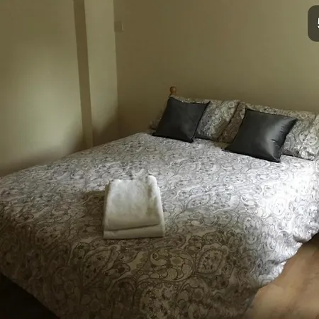 Private Bedrooms At Student Rahoon Habitación en casa particular *