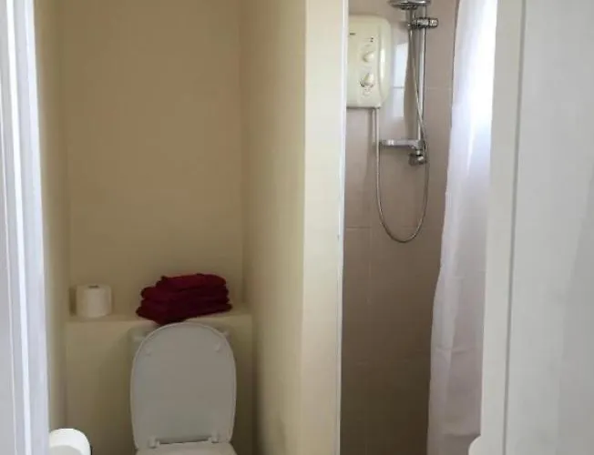 Private Bedrooms At Student Rahoon Habitación en casa particular *